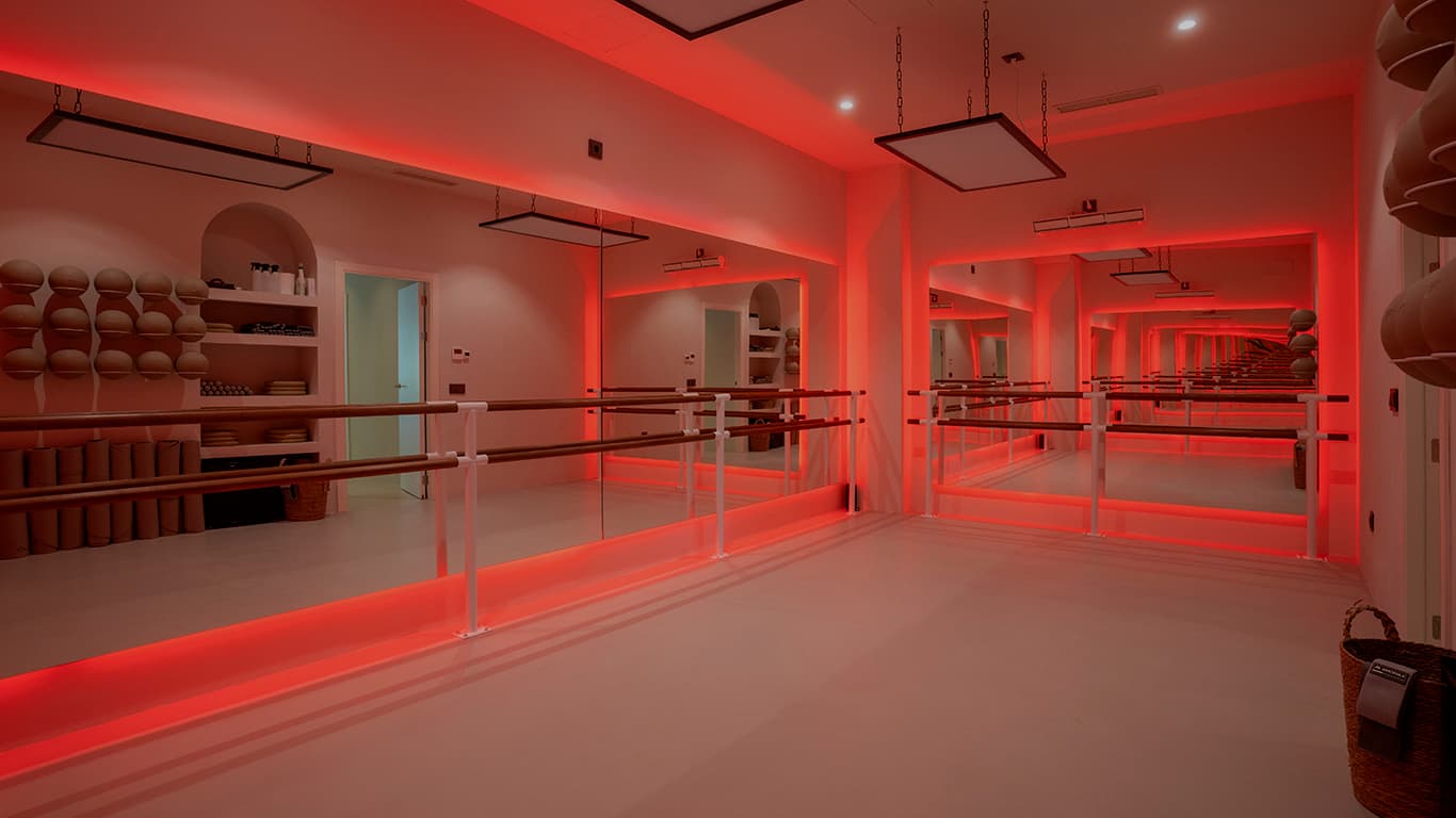 Sala de Barre Studio con calor infrarrojo en BarreSense Marbella